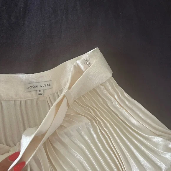 Audrey Hepburn Moon River Cream Satin Pleated Belted Midi Skirt - Picture 8 of 14